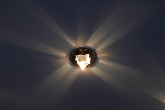 Integrierte Dekorleuchte mit geschliffenem Glas und Lichteffekt auf der Decke
