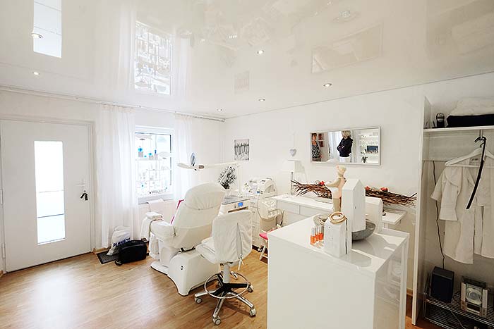 Beautystudio Manderbach in Wilnsdorf mit neuer Hochglanzdecke von PLAMECO