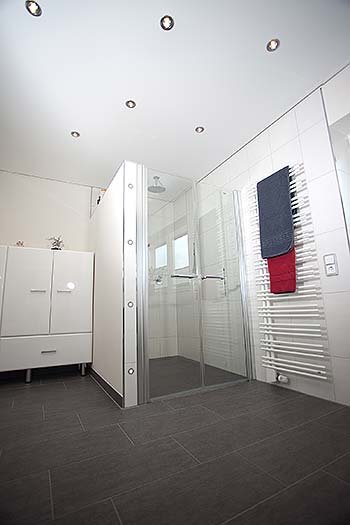 PLAMECO-Decke mit Einbaustrahlern im Badezimmer