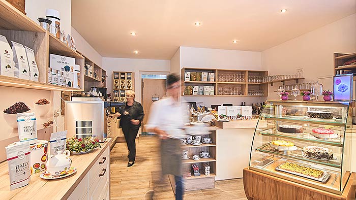 Deckeninstallation mit Akustikdecke in Kaffeehaus am Dom in Attendorn. (Foto Tim Friesenhagen, friesenhagen.net)