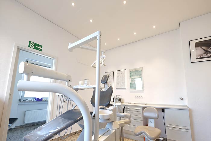 Zahnarztpraxis mit neuer Decke und Beleuchtung in den Behandlungszimmern