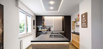Plameco Spanndecke in der Küche in Olpe mit LED-Line Innenfeld und Lackspanndecke