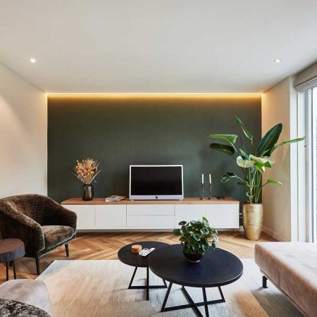 Weiße Wohnzimmerdecke mit Spots und LED-Randbeleuchtung, Plameco Siegen