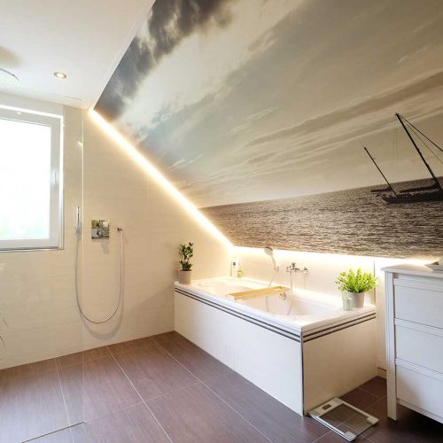 Fotodecke im Badezimmer mit umlaufender Beleuchtung, Spanndecke, Plameco Siegen