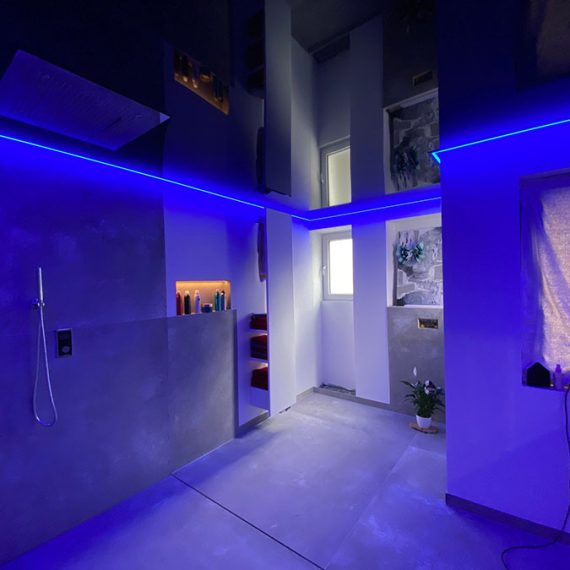 Blaues Licht im Badezimmer - Plameco-Decke Siegen